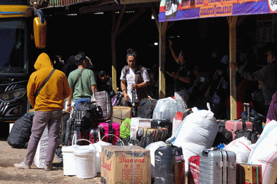 Penumpang menanti kedatangan bus yang akan membawa mereka menuju kampung halaman di Terminal Bayangan Pondok Pinang, Jakarta Selatan, Selasa (11/4/2023).