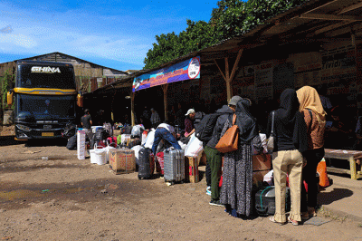 Penumpang menanti kedatangan bus yang akan membawa mereka menuju kampung halaman di Terminal Bayangan Pondok Pinang, Jakarta Selatan, Selasa (11/4/2023).