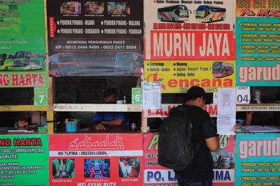 Penumpang menanti kedatangan bus yang akan membawa mereka menuju kampung halaman di Terminal Bayangan Pondok Pinang, Jakarta Selatan, Selasa (11/4/2023).