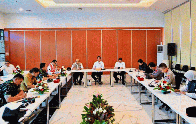 Presiden Joko Widodo memimpin rapat terbatas bersama sejumlah Menteri Kabinet Indonesia Maju guna membahas persiapan mudik Lebaran tahun 2023.