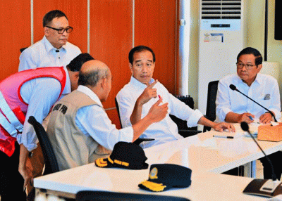 Presiden Joko Widodo memimpin rapat terbatas bersama sejumlah Menteri Kabinet Indonesia Maju guna membahas persiapan mudik Lebaran tahun 2023.
