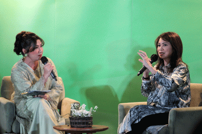 Direktur Corporate Affairs Tokopedia Nuraini Razak (kanan) saat menghadiri diskusi Tren Belanja Online Ramadan 2023 di Jakarta, Senin (10/4/2023).