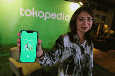 Direktur Corporate Affairs Tokopedia Nuraini Razak (kanan) saat menghadiri diskusi Tren Belanja Online Ramadan 2023 di Jakarta, Senin (10/4/2023).