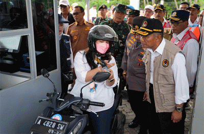 Panglima TNI dan rombongan juga berkesempatan melihat dan menaiki salah satu kapal yang akan digunakan pada arus mudik lebaran tersebut.