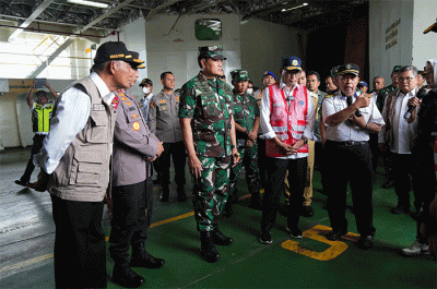 Panglima TNI dan rombongan juga berkesempatan melihat dan menaiki salah satu kapal yang akan digunakan pada arus mudik lebaran tersebut.