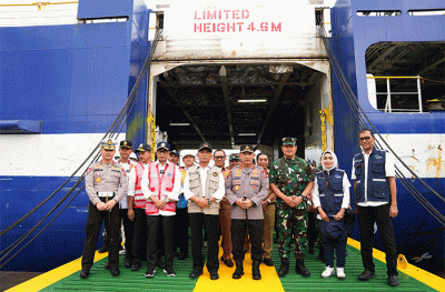 Panglima TNI dan rombongan juga berkesempatan melihat dan menaiki salah satu kapal yang akan digunakan pada arus mudik lebaran tersebut.