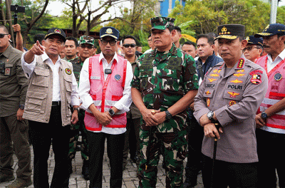 Panglima TNI dan rombongan juga berkesempatan melihat dan menaiki salah satu kapal yang akan digunakan pada arus mudik lebaran tersebut.