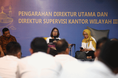Direktur Assets Management Bank BTN Elisabeth Novie Riswanti menyampaikan presentasi kepada para karyawan Kantor Wilayah 3 Bank BTN.