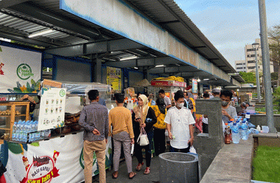 Pengunjung menikmati menu takjil di Gema Ramadan BSI 1444 H di Masjid Istiqlal, Jakarta, Selasa (11/4/2023).