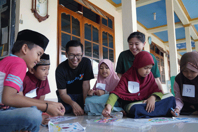 Isbanban Foundation pada acara ngabuburit dan buka puasa bersama di SD Negeri Cimoyan, Serang, Banten, Senin (10/4/2023).