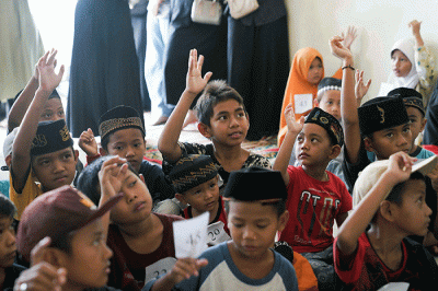 Isbanban Foundation pada acara ngabuburit dan buka puasa bersama di SD Negeri Cimoyan, Serang, Banten, Senin (10/4/2023).