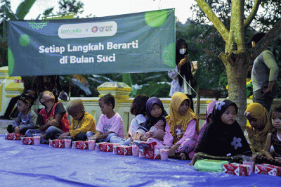 Isbanban Foundation pada acara ngabuburit dan buka puasa bersama di SD Negeri Cimoyan, Serang, Banten, Senin (10/4/2023).