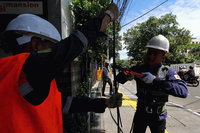 Petugas melakukan perapihan jaringan fiber optic Iconnet milik PLN Icon Plus di Jalan Tugu Proklamasi, Jakarta, Rabu (12/4/2023).