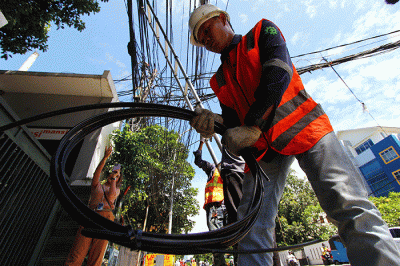 Petugas melakukan perapihan jaringan fiber optic Iconnet milik PLN Icon Plus di Jalan Tugu Proklamasi, Jakarta, Rabu (12/4/2023).