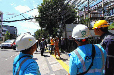 Petugas melakukan perapihan jaringan fiber optic Iconnet milik PLN Icon Plus di Jalan Tugu Proklamasi, Jakarta, Rabu (12/4/2023).