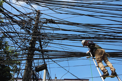 Petugas melakukan perapihan jaringan fiber optic Iconnet milik PLN Icon Plus di Jalan Tugu Proklamasi, Jakarta, Rabu (12/4/2023).