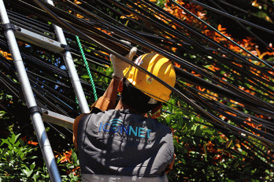 Petugas melakukan perapihan jaringan fiber optic Iconnet milik PLN Icon Plus di Jalan Tugu Proklamasi, Jakarta, Rabu (12/4/2023).