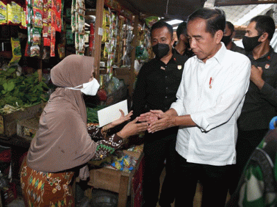 Presiden Joko Widodo mengunjungi Pasar Kelapa, Kota Cilegon, dalam kunjungan kerjanya ke Provinsi Banten, Selasa (11/4/2023).