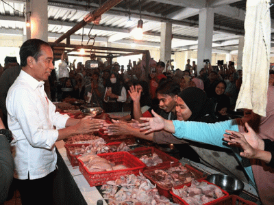 Presiden Joko Widodo mengunjungi Pasar Kelapa, Kota Cilegon, dalam kunjungan kerjanya ke Provinsi Banten, Selasa (11/4/2023).