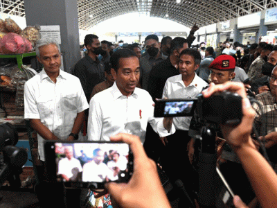Presiden Joko Widodo kembali melakukan pengecekan harga bahan-bahan pokok di pasar Legi, Kota Surakarta, Jawa Tengah, Senin (10/4/2023).