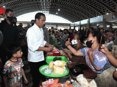 Presiden Joko Widodo kembali melakukan pengecekan harga bahan-bahan pokok di pasar Legi, Kota Surakarta, Jawa Tengah, Senin (10/4/2023).