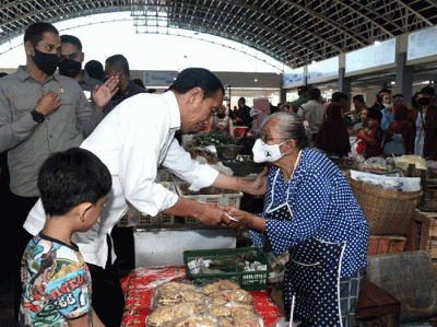 Presiden Joko Widodo kembali melakukan pengecekan harga bahan-bahan pokok di pasar Legi, Kota Surakarta, Jawa Tengah, Senin (10/4/2023).