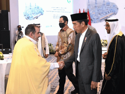Presiden Joko Widodo menghadiri peringatan Zayed Humanitarian Day yang digelar di Swis-bel Hotel, Kota Surakarta, Jawa Tengah, Senin (10/4/2023) malam.