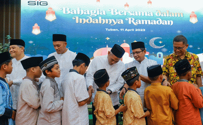 Komisaris Utama SIG, Rudiantara (kanan), Direktur Utama SIG, Donny Arsal (tengah) saat acara Safari Ramadan SIG, di Pabrik Tuban, Jawa Timur.