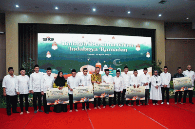 Komisaris Utama SIG, Rudiantara (kanan), Direktur Utama SIG, Donny Arsal (tengah) saat acara Safari Ramadan SIG, di Pabrik Tuban, Jawa Timur.