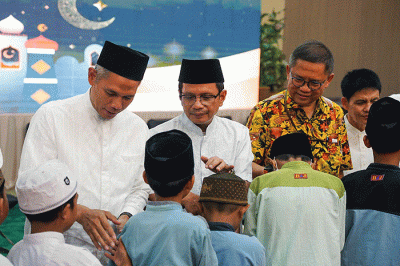 Komisaris Utama SIG, Rudiantara (kanan), Direktur Utama SIG, Donny Arsal (tengah) saat acara Safari Ramadan SIG, di Pabrik Tuban, Jawa Timur.