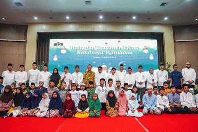 Komisaris Utama SIG, Rudiantara (kanan), Direktur Utama SIG, Donny Arsal (tengah) saat acara Safari Ramadan SIG, di Pabrik Tuban, Jawa Timur.