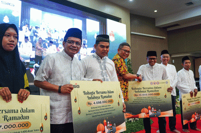 Komisaris Utama SIG, Rudiantara (kanan), Direktur Utama SIG, Donny Arsal (tengah) saat acara Safari Ramadan SIG, di Pabrik Tuban, Jawa Timur.
