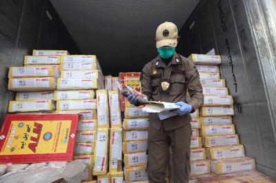 Direktur Utama Perum BULOG Budi Waseso menunjukkan daging beku impor dari India di New Priok Container Terminal One (NPCT1), Tanjung Priok.