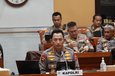 Kapolri Jenderal Pol Listyo Sigit Prabowo mengikuti rapat kerja dengan Komisi III DPR di kompleks Parlemen, Senayan, Jakarta, Rabu (12/4/2023).