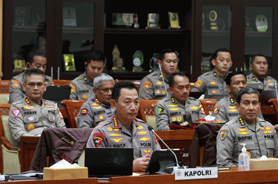 Kapolri Jenderal Pol Listyo Sigit Prabowo mengikuti rapat kerja dengan Komisi III DPR di kompleks Parlemen, Senayan, Jakarta, Rabu (12/4/2023).