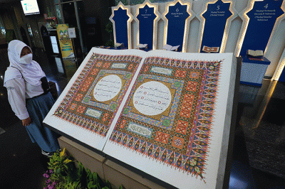 Pengunjung melihat pameran mushaf Al-Qur'an di Kantor Kementerian Agama, Thamrin, Jakarta Pusat, Selasa (11/4/2023).