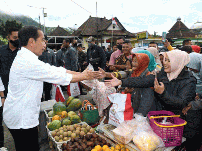 Mengawali kegiatan kunjungan kerja di Provinsi Jawa Tengah, Presiden Joko Widodo mengunjungi Pasar Selo, Kabupaten Boyolali, Senin (10/4/2023).