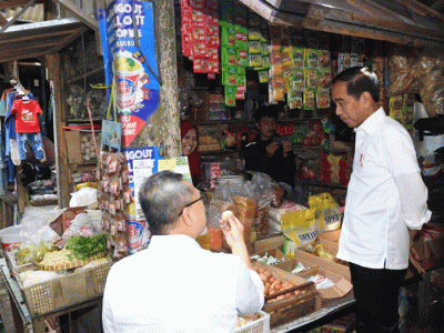Mengawali kegiatan kunjungan kerja di Provinsi Jawa Tengah, Presiden Joko Widodo mengunjungi Pasar Selo, Kabupaten Boyolali, Senin (10/4/2023).