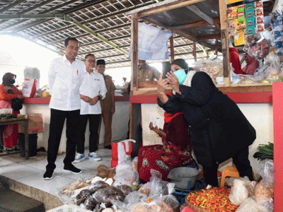 Mengawali kegiatan kunjungan kerja di Provinsi Jawa Tengah, Presiden Joko Widodo mengunjungi Pasar Selo, Kabupaten Boyolali, Senin (10/4/2023).