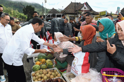 Mengawali kegiatan kunjungan kerja di Provinsi Jawa Tengah, Presiden Joko Widodo mengunjungi Pasar Selo, Kabupaten Boyolali, Senin (10/4/2023).
