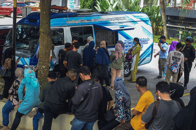 Antrean warga untuk menukarkan uang di mobil kas keliling Bank Indonesia Sumsel yang melayani penukaran uang pecahan kecil.