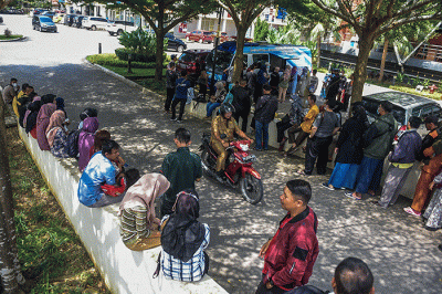 Antrean warga untuk menukarkan uang di mobil kas keliling Bank Indonesia Sumsel yang melayani penukaran uang pecahan kecil.