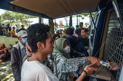 Antrean warga untuk menukarkan uang di mobil kas keliling Bank Indonesia Sumsel yang melayani penukaran uang pecahan kecil.