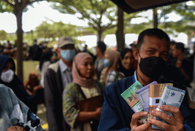 Antrean warga untuk menukarkan uang di mobil kas keliling Bank Indonesia Sumsel yang melayani penukaran uang pecahan kecil.