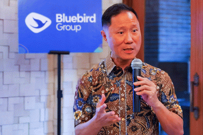 Direktur Utama PT Blue Bird Tbk Sigit Djokosoetono saat memberikan penjelasan kinerja positif Blue Bird di Jakarta, Kamis (13/4/2023).