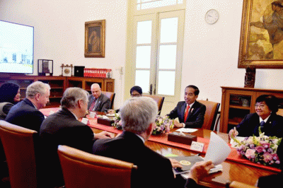 Presiden Joko Widodo menerima kunjungan anggota kongres Amerika Serikat di Istana Merdeka, Jakarta, Rabu (12/4/2023).