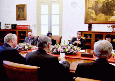 Presiden Joko Widodo menerima kunjungan anggota kongres Amerika Serikat di Istana Merdeka, Jakarta, Rabu (12/4/2023).