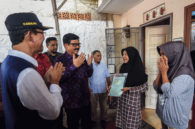 Menteri Agraria dan Tata Ruang/Kepala Badan Pertanahan Nasional (ATR/BPN) Hadi Tjahjanto secara langsung menyerahkan sertifikat tanah.