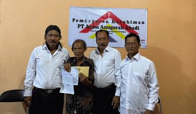 Sejumlah petani penggarap menerima uang kerohiman yang dibagikan oleh pengusaha Dwi Bagus Yosianto di Desa Sugih Manik, Kecamatan Tanggungharjo.