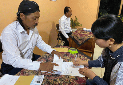 Sejumlah petani penggarap menerima uang kerohiman yang dibagikan oleh pengusaha Dwi Bagus Yosianto di Desa Sugih Manik, Kecamatan Tanggungharjo.